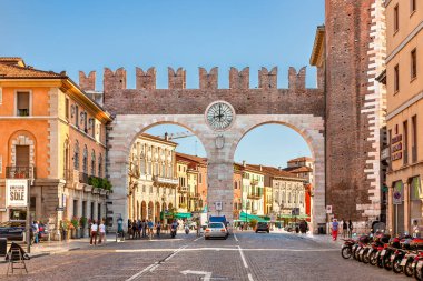 Verona, İtalya - 5 Ağustos 2009: Portoni della Bra adlı mermer ve kırmızı tuğlalı kapı etkileyici bir saatle İtalya 'nın Verona şehrinde Pizza Sütyeni' ne açılıyor..