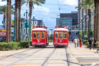 New Orleans, ABD - 25 Ekim 2023: New Orleans halkı sabah erken saatlerde şehre gitmek ve çalışmak için sokak arabasını kullanır.