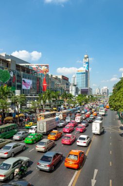 Bangkok, Tayland - 22 Aralık 2009: Bangkok 'taki ana yol öğleden sonra trafiği sıkışık CENTRAL alışveriş merkezi yakınlarındaki araçlarla, Sukhumvit Bangkok, Tayland.