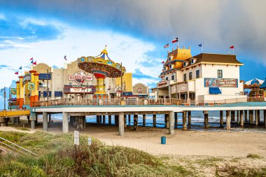 Galveston, ABD - 29 Ekim 2023: Galveston Adası 'nda kötü hava koşulları ile görülen eğlence iskelesi..