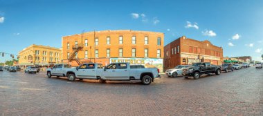 Fort Worth, ABD - 4 Kasım 2023: Stockyard 'daki tuğla mimarisine ve ana caddeye bakın, Dallas, ABD' nin eski sığır satış bölgesi..