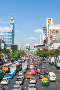 Bangkok, Tayland - 22 Aralık 2009: Bangkok 'taki ana yol öğleden sonra trafiği sıkışık CENTRAL alışveriş merkezi yakınlarındaki araçlarla, Sukhumvit Bangkok, Tayland.