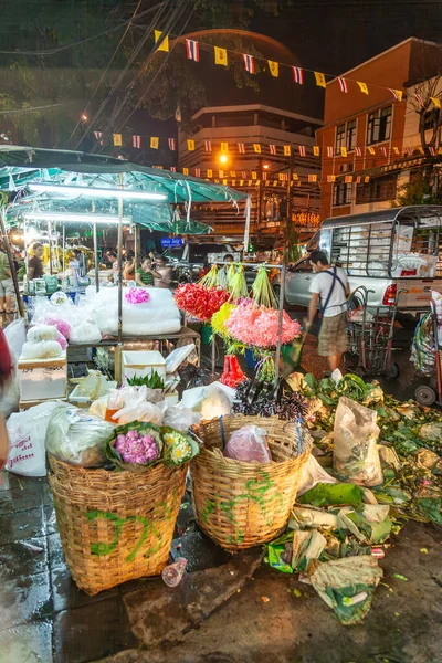 Bangkok, Tayland - 22 Aralık 2009: İnsanlar Bangkok, Çin Mahallesi 'ndeki Paklong Talad çiçek ve gece pazarında çiçek, meyve ve ev eşyaları satıyor..