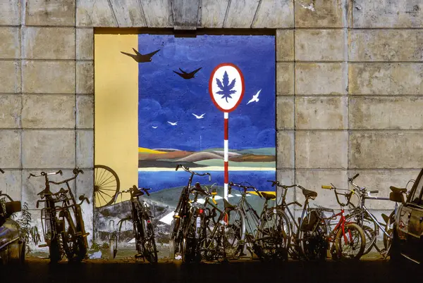 Cannabis Vertrekt Bij Een Stopbord Als Muurschildering Kopenhagen Denemarken — Stockfoto