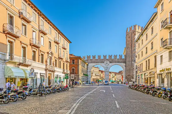 Verona, İtalya - 5 Ağustos 2009: Portoni della Bra adlı mermer ve kırmızı tuğlalı kapı etkileyici bir saatle İtalya 'nın Verona şehrinde Pizza Sütyeni' ne açılıyor..