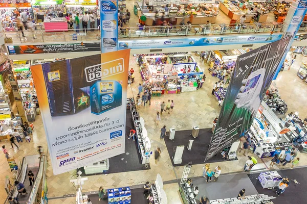 Bangkok, Tayland - 22 Aralık 2009: Tayland 'daki Pantip Plaza' nın içinde, Tayland 'daki büyük elektronik ve yazılım alışveriş kompleksi Bangkok, Tayland' da ucuza satılıyor..