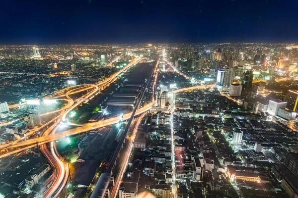 Bangkok, Tayland - 3 Ocak 2010: Bangkok silueti boyunca ofis blokları ve apartman dairelerini işlek ana cadde ile gece görüşü.
