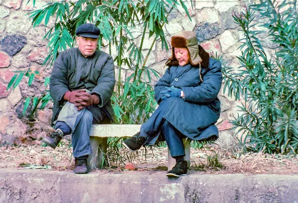 Beijing China December 1986 Two Old Men Thick Clothes Winter — Stock Photo, Image