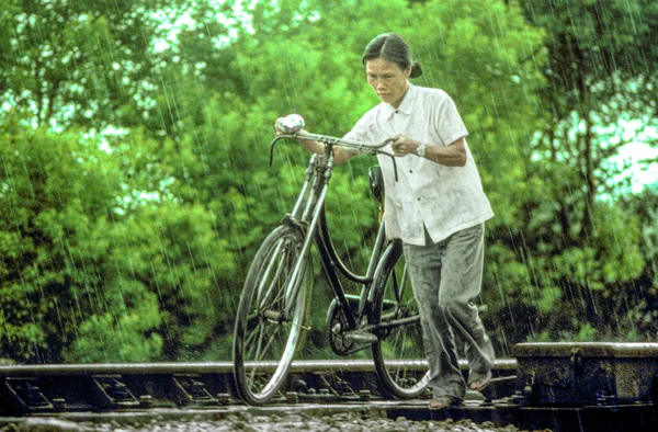 Shanghai China September 1984 Woman Rain Bicycle Rails Bicycle Riding — Stock Photo, Image