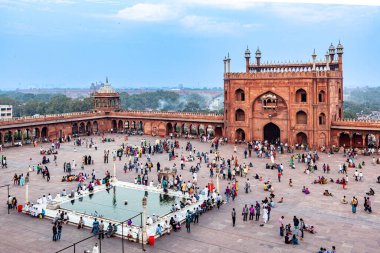 Yeni Delhi, Hindistan - 9 Kasım 2011: Hindistan 'ın Dehli kentindeki Jama Mescid camisini ziyaret eden Müslüman hacı ailesi. Jama Mescidi Hindistan 'ın en büyük camii ve her yıl milyonlarca ziyaretçisi oluyor..