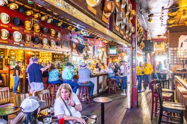 Fort Worth, ABD - 4 Kasım 2023: İnsanlar Fort Worth bölgesindeki bir barın batı tarzından hoşlanıyorlar..