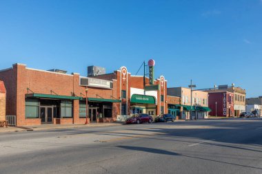 Fort Worth, ABD - 4 Kasım 2023: Fort Worth deniz tiyatrosunun ön cephesi ve Fort Worth, ABD 'deki diğer eski tuğla binalar,