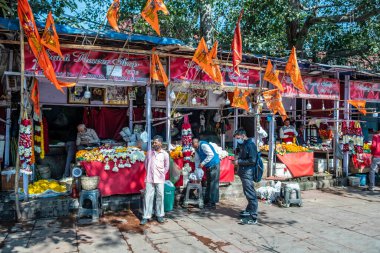 Yeni Delhi, Hindistan - 9 Şubat 2024: Delhi, Hindistan 'daki meyve pazarındaki insanlar.