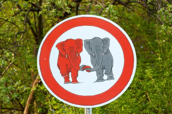 Schwalbach Alemania Abril 2011 Señal Prohibida Elefantes Enamorados Entrada Parque — Foto de Stock