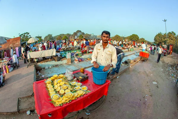 New Delhi India November 2011 Hawker Sells Food Meena Bazaar — Stock Photo, Image