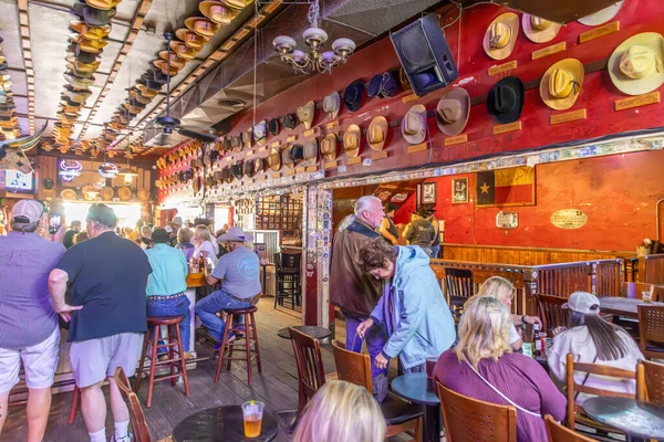 Fort Worth, ABD - 4 Kasım 2023: İnsanlar Fort Worth bölgesindeki bir barın batı tarzından hoşlanıyorlar..