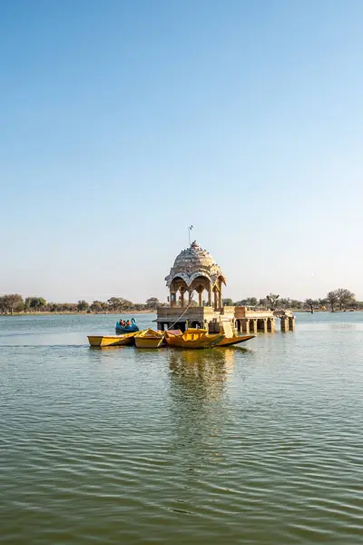 インドのジャイサルマー 2024年2月12日 人々は雨水を貯蔵し インドのジャイサルマー市のための安定した給水を確保する歴史的な建物を持つガッサル湖をボートで訪れます — ストック写真