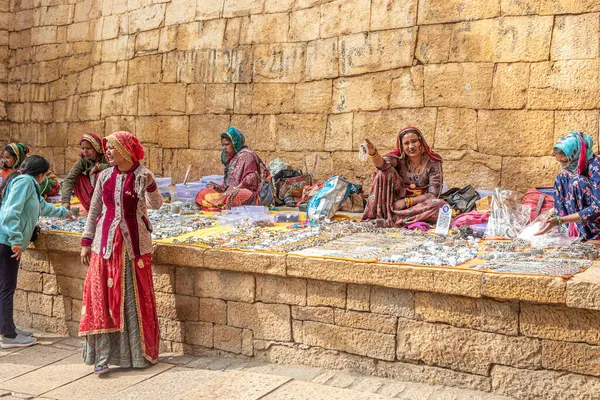 Jaisalmer India February 2024 Women Traditional Clothes Selling Homemade Souvenir — Stock Photo, Image