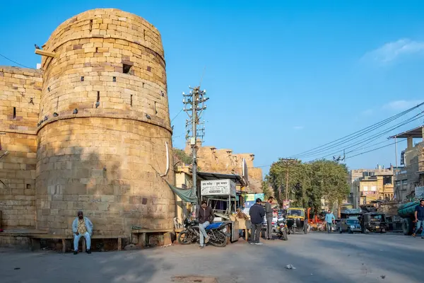 インドのジャイサルマー 2024年2月12日 砦の大きな周囲の壁でタカ派の食料品店とラジャスタンの歴史的なジャイサルマー砦を眺める — ストック写真