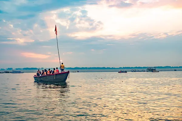 Varanasi Hindistan Şubat 2024 Ganj Nehrindeki Eski Ahşap Botlar Sabah — Stok fotoğraf