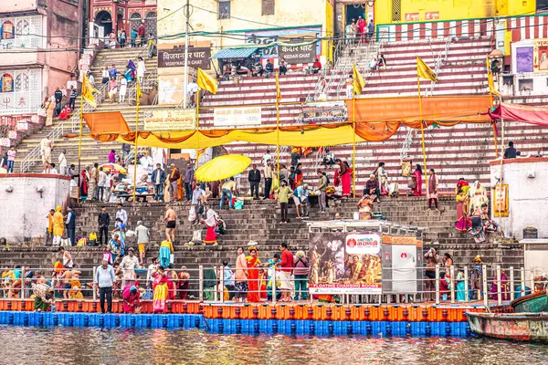 Varanasi Indie Února 2024 Lodě Veslech Dopoledních Hodinách Lighrt Lidmi — Stock fotografie
