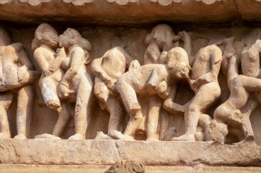Pali, Rajasthan 'daki Ranakpur Tapınağı Jain Tirthankara Rishabhanatha' ya adanmıştır. Bu tapınak deneysel sevişme sahneleri ve tapınak duvarlarındaki diğer cinsel uygulamalarıyla ünlüdür.