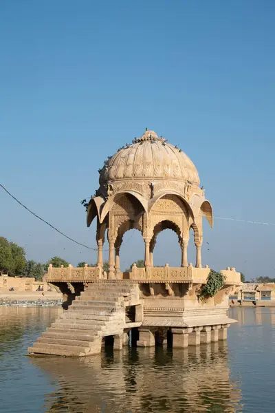 拥有历史建筑的Gadsisar Sagar湖建于1367年 由Maharaja Gadsi Singh建造 以储存雨水并确保印度斋萨尔默市的稳定供水 — 图库照片