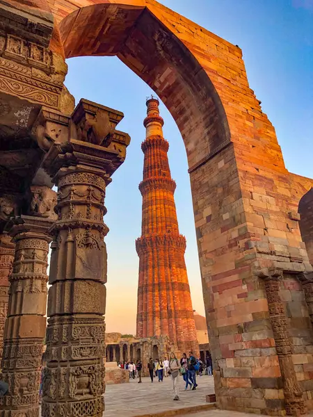 New Delhi India February 2024 People Visit Famous Qutub Minar — Stock Photo, Image
