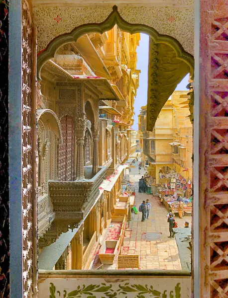 印度斋萨尔默 2024年2月13日 从一座历史建筑到美丽的历史建筑雕刻立面和斋萨尔默老城的市场 — 图库照片