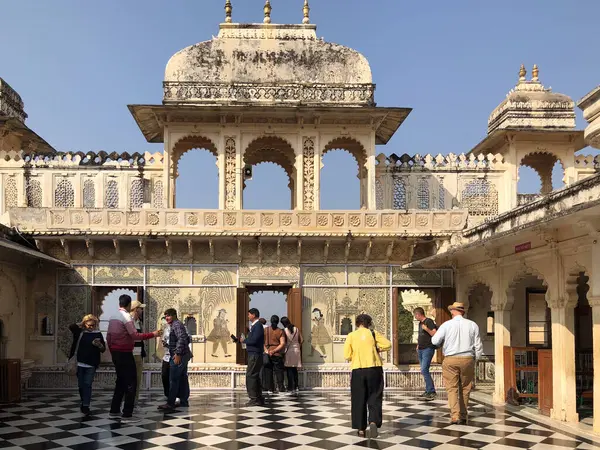 Udaipur, Hindistan - 16 Şubat 2024: Turistler Udaipur kentindeki Rajasthan 'daki Şehir Sarayı' nı ziyaret ediyorlar. Pichola Gölü 'nün doğu kıyısında bir saray kompleksi..