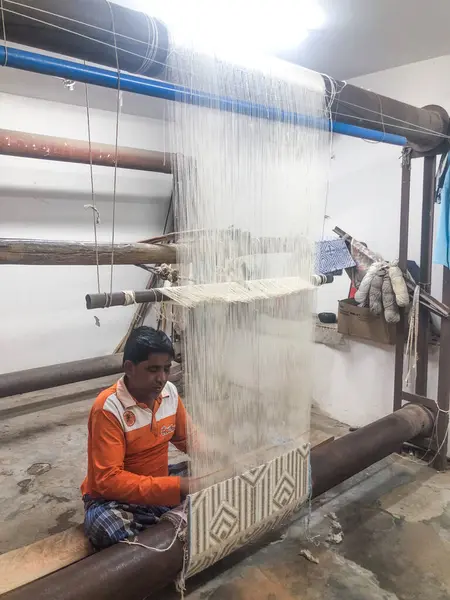 Agra Índia Fevereiro 2024 Tecelão Carpete Trabalhando Fábrica Índia Perto — Fotografia de Stock
