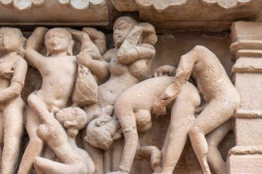 Pali, Rajasthan 'daki Ranakpur Tapınağı Jain Tirthankara Rishabhanatha' ya adanmıştır. Bu tapınak tapınak, tapınak duvarlarındaki cinsel uygulamalarıyla ünlüdür.