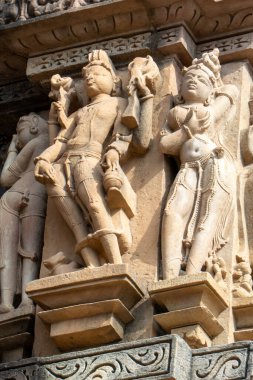 Pali, Rajasthan 'daki Ranakpur Tapınağı Jain Tirthankara Rishabhanatha' ya adanmıştır. Bu tapınak tapınak, tapınak duvarlarındaki cinsel uygulamalarıyla ünlüdür.