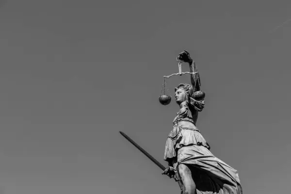 法兰克福 德国默在正义女神的雕像 — 图库照片
