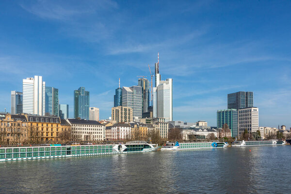Skyline Франкфурта-на-Майне с рекой Майн, Германия
