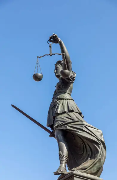Patung Keadilan Wanita Bawah Langit Biru — Stok Foto