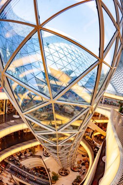 Frankfurt, Almanya - 23 Nisan 2011: Frankfurt 'taki modern alışveriş merkezi Myzeil' in kıvrımlı koridorlu atriyum ve yürüyen merdivenlerin iç görünümü.