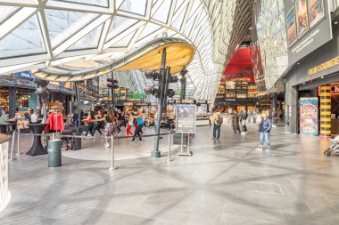 Frankfurt, Almanya - 3 Mart 2024: Frankfurt 'taki modern alışveriş merkezi olan Myzeil' in kıvrımlı koridorlu atriyum ve yürüyen merdivenlerin iç manzarası.