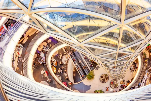 德国法兰克福 2011年4月23日 法兰克福现代购物中心Myzeil的带曲率走廊的中庭和自动扶梯大厅的内部景观 — 图库照片
