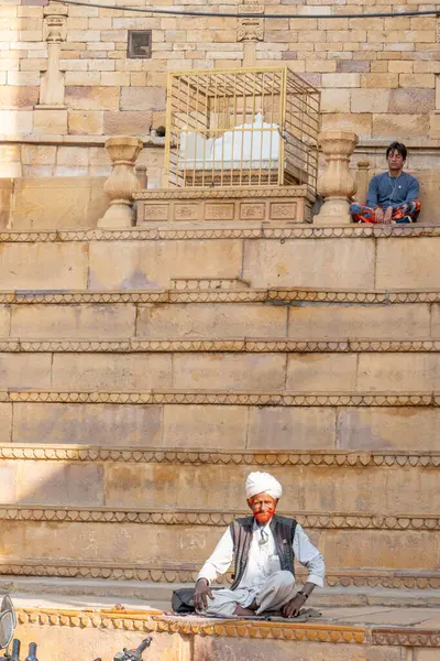 Jaisalmer Indie Lutego 2024 Flet Grający Staruszka Błagającego Jałmużnę Forcie — Zdjęcie stockowe