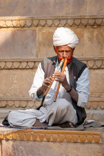 2024年2月13日 在印度拉贾斯坦邦的贾萨尔默堡 Jaisalmer Fort 吹奏长笛的老人乞讨施舍 — 图库照片