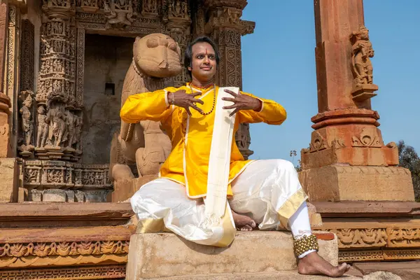Raknapur Indie Marca 2024 Człowiek Pozuje Przed Świątynią Jain Ranakpur — Zdjęcie stockowe