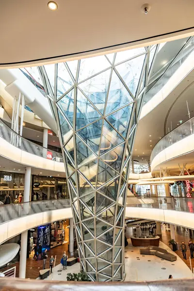 德国法兰克福 2024年3月3日 法兰克福现代购物中心Myzeil的带有曲率走廊的中庭和自动扶梯大厅的内部景观 — 图库照片