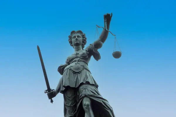 Estátua Senhora Justiça Sob Céu Azul — Fotografia de Stock