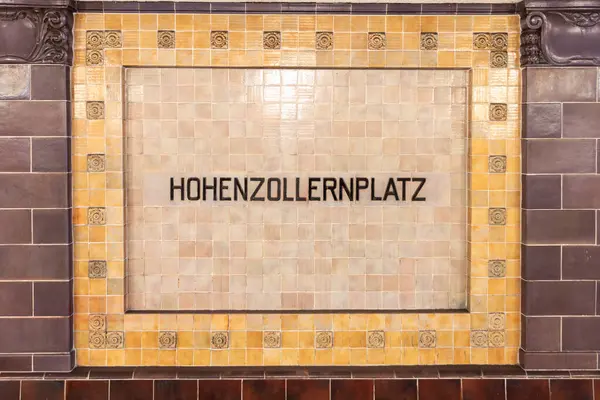 Signage Hohenzollernplatz Engl Plein Van Hohenzollern Dynastie Bij Het Metrostation Rechtenvrije Stockafbeeldingen