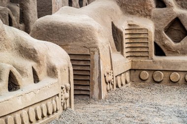 Peru, Trujillo yakınlarındaki Chimu uygarlığı tarafından Chan Chan 'in arkeolojik sahasında yapılan kerpiç duvarlarının ve dekorasyonların panoraması.