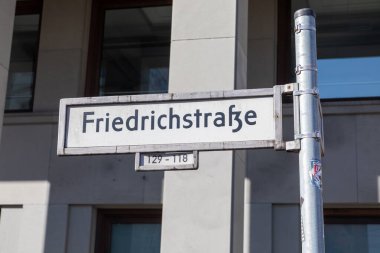 Berlin, Almanya 'nın eski DDR bölgesinin sembolü olarak Friedrichstrasse imzası