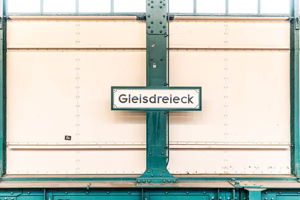 Metróállomás Felirat Gleisdreieck Tér Sínek Metró Berlinben Németországban Stock Kép