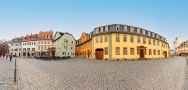 Weimar, Almanya - 18 Mart 2024: Weimar 'daki Tgoethe Housel ve eski tarihi yarım keresteli evlerle pazar meydanına bakın.