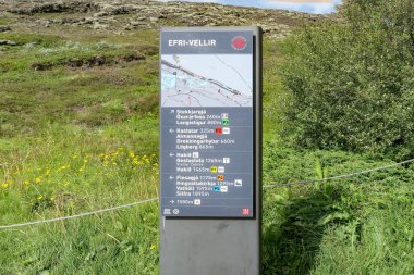Thingvellir, İzlanda - 14 Temmuz 2023: Oxarafoss, Langistigur, efri-vellir ve diğer doğa şelaleleri ve dereleri gibi çekimleri bulmak için Thingvellir Ulusal Parkı 'nda işaret..